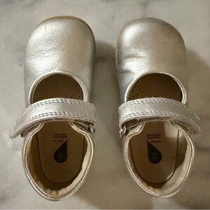 Bobux silver toddler Mary Jane shoes size EU 22 (US 6-6.5) genuine leather